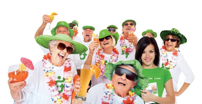 Onze kijk op thuiszorg
Plezier en zorg zijn één
Zorg en Plezier is een thuiszorgorganisatie die ZORG en PLEZIER verbindt binnen de zorgfuncties: huishouding (hulp & schoonmaak), thuiszorg (verpleging & verzorging) en begeleiding (groep & individueel).
De zorg- en ondersteuningsvraag van de cliënt vormt de leidraad van de samenwerking tussen de cliënt, mantelzorger en professionele zorgverlener. Samen met onze medewerkers wordt er met de cliënt gekeken wat er aan zorg nodig is en zoeken samen met de cliënt en zijn omgeving naar oplossingen. Al onze medewerkers werken en helpen mee met het uitdragen van onze visie op zorg. We werken vanuit de uitgangspunten respect, professionaliteit met aandacht voor elke individu. Het bieden van begeleiding, geborgen- en veiligheid en ondersteuning in het verbeteren van de zelfredzaamheid en het behouden van de eigen regie van cliënten staat centraal. De expertise waarmee Zorg & Plezier voorziet in de zorgvraag, zonder voorbij te gaan aan het menselijke geluk van de cliënt, is authentiek.
Visie op samenwerking met mantelzorgers
Mantelzorg is de zorg- en ondersteuning die wordt geboden door de mensen die dicht bij een zorgvrager staan. Vaak is er al sprake van mantelzorg nog voordat er sprake is van een geïndiceerde zorgvraag.
Zorg & Plezier gaat samen met de cliënt en zijn mantelzorgers in gesprek om te verkennen op welke wijze de zorg- en ondersteuning optimaal ingericht kan worden en op welke wijze mantelzorgers en professionele zorgverleners elkaar kunnen ondersteunen. Hierbij wordt aansluiting gezocht met wat de cliënt en zijn mantelzorgers al gewend zijn.
In de samenwerking met mantelzorgers worden de volgende principes toegepast:
Cliëntprincipe: De zorg- en ondersteuningsvraag van de cliënt vormt de leidraad van de samenwerking tussen den cliënt, mantelzorger en professionele zorgverlener. Om rekening met elkaar te kunnen houden, leren betrokkenen elkaar kennen. Dat vergt een inspanning en kost tijd
Autonomieprincipe: Betrokkenheid van mantelzorgers moet in overeenstemming zijn met de wens van de cliënt. De betrokkenheid van mantelzorgers is wenselijk, maar nooit noodzakelijk
Professionaliteitsprincipe: Mantelzorg is niet de professionele zorg- en ondersteuning die door Zorg & Plezier geboden wordt. Onder eindverantwoordelijk voor de kwaliteit van de zorgverlening kunnen mantelzorgers wel een rol vervullen binnen de professionele zorgverlening
Adviesprincipe: Zorg & Plezier adviseert cliënten en mantelzorgers voor, tijdens en na een geïndiceerde zorg- en ondersteuningsvraag
Evaluatieprincipe: De geboden zorg en ondersteuning wordt periodiek geëvalueerd. Onderdeel van deze evaluatie is de betrokkenheid van mantelzorgers binnen de zorgverlening. Er vindt overleg plaats met mantelzorgers over de voortgang van de zorg- en ondersteuning en de wijze waarop zij hierbij betrokken zijn. Zo nodig worden gemaakte afspraken bijgesteld of worden nieuwe afspraken gemaakt.