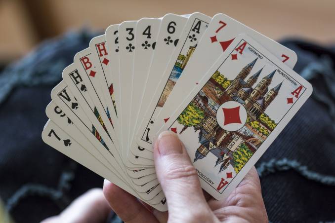 Hand met setje speelkaarten