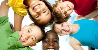 Foto van 5 kinderen die boven de camera hangen