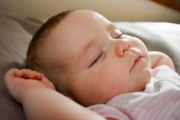 baby ligt te slapen
