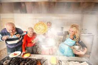 Sensire vrijwilligers foto van vrijwilligers van sensire die pannenkoeken bakken