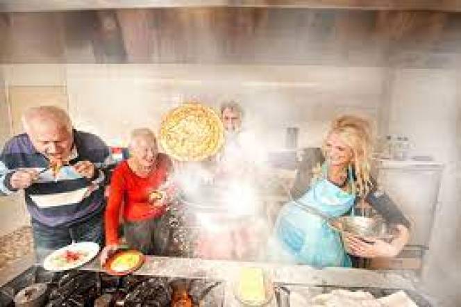 foto van vrijwilligers van sensire die pannenkoeken bakken