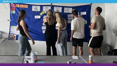 Decoratieve afbeelding: jongeren aan het brainstormen