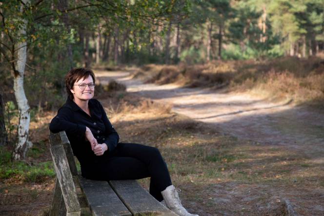 Foto van Patricia op bankje buiten