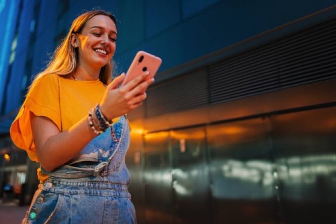 Psylicht kinder en jeugd psychologie praktijk meisje met telefoon