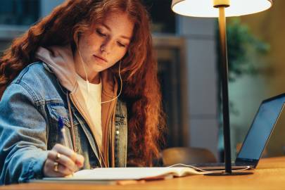 Psylicht meisje achter computer bibliotheek