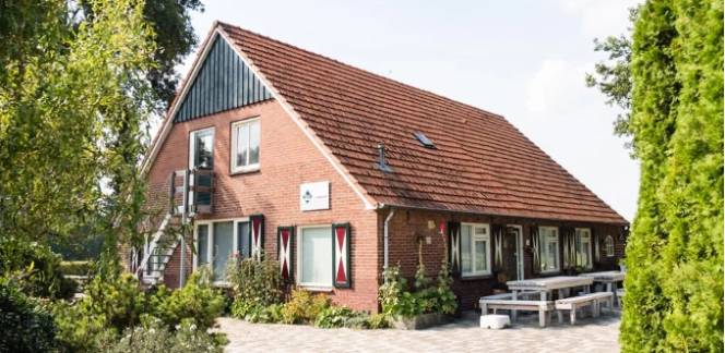 De Boerderij
De Boerderij in Oldenzaal is een rustige en beschutte plek waar deelnemers wekelijks kunnen komen. Hier bieden we diverse activiteiten aan en stimuleren we talentontwikkeling in een prikkelarme omgeving. Van het verzorgen van huisdieren tot werken op de computer, schilderen, tuinieren en gezamenlijk koken, er is van alles te doen.
Daarnaast hebben we een fietsenherstelwerkplaats en houtwerkplaats. Samen zorgen we voor het dagelijks onderhoud van de boerderij. Deelnemers kunnen hier een individueel traject volgen om hun talenten te ontwikkelen. Voor velen is de boerderij een opstap naar andere locaties van De Werkwijzer, maar het is ook een plek waar ze langdurig een zinvolle dag invulling kunnen vinden. We genieten ervan om te zien hoe onze deelnemers tot bloei komen wanneer ze hun talenten ontdekken.