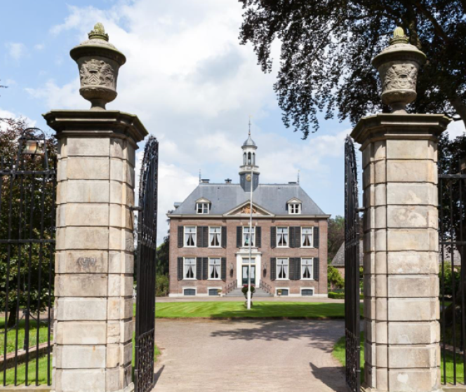 Foto van hek met kasteel