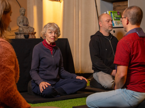 Meditatieavond, Ria op voorgrond