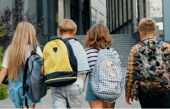 4 kinderen lopen naast elkaar