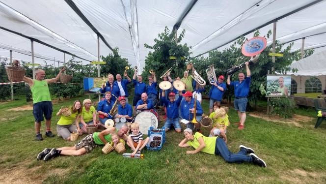 Deze middag staat in het teken van het “kersengevoel” voor kinderen en volwassenen.
Na uitleg van Arie mag je je eigen kersen plukken en betalen.
Dweilorkest ‘t Kapelleke uit Buurmalsen zorgt voor de muzikale omlijsting.
Te bezoeken van 14.00 – 16.00 uur.