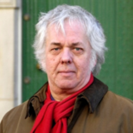 Jacques Hendrikx studeerde Letteren aan de VU en UVA en geldt als expert op het gebied van De Nachtwacht en Rembrandts leven. Hij is schrijver van toneelstukken, verhalen en romans (ook onder het pseudoniem Jan Tetteroo)