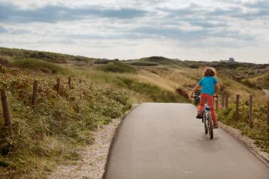Decoratieve afbeelding: Een jongen op de fiets