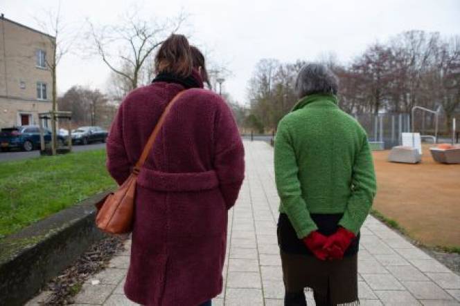 Steun bij verlies en rouw van Humanitas Deventer en Voorst , 
met betrokken vrijwilligers opgeleid en vaak ook ervaringsdeskundig, organiseert wandelingen voor lotgenoten in rouw. 
Voorafgaand aan de wandeling starten we met een kopje koffie of thee en een informele kennismaking. 
Daarna lopen we ongeveer een uur in de natuur. Iedereen die kort of langer geleden een dierbare verloren heeft of een verlies heeft meegemaakt is welkom. Aanmelden mag maar hoeft niet!

