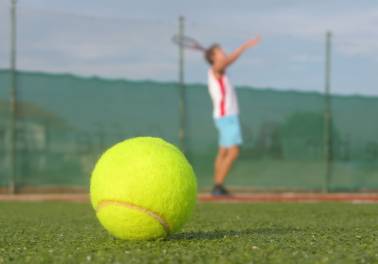 Tennisbal met iemand die tennist