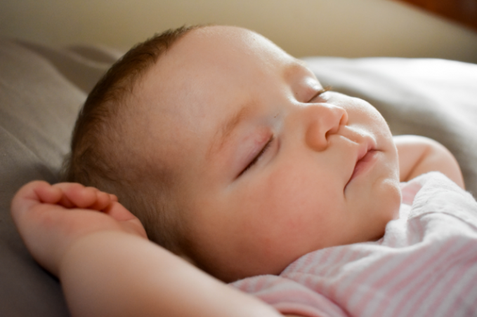baby ligt te slapen