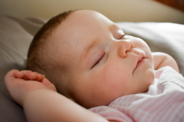 baby ligt te slapen