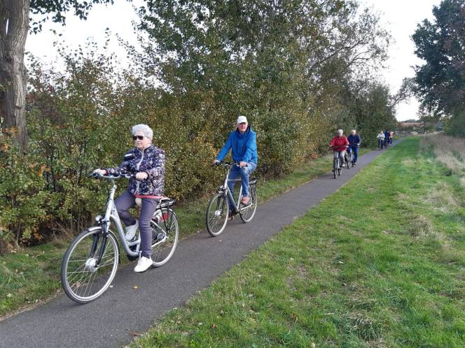 Decoratieve foto van fietsende mensen