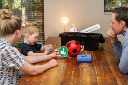 ouders en kind aan tafel met opvoedtoolbox