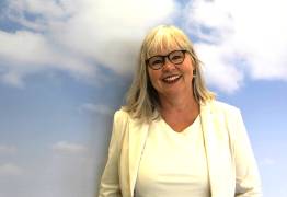 Ik ben Wilke, kindercoach en toegewijd moeder van 2 volwassen kinderen. Al jaren koesterde ik een droom om meer te kunnen betekenen voor kinderen die tijdelijk niet goed in hun vel zitten.

Daarom heb ik mijn hart laten spreken en heb ik de post-HBO opleiding tot kindercoach gevolgd en afgerond bij Psychodynamica. Mijn kernkwaliteiten zijn luisteren, zorgen, verbinden en begeleiden. Eigenschappen die perfect passen bij een kindercoach.

Daarnaast ben ik nieuwsgierig, avontuurlijk en enthousiast. En natuurlijk dol op kinderen. Hun onbevangenheid, avontuurlijkheid, creativiteit en het luisteren naar hun verhalen maakt me blij. 