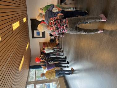Veilig op de been 

Risisco op een val verkleinen door deel te nemen aan een valpreventiecursus 

waarom deelnemen aan valpreventiecursus?
1. Zelfvertrouwen wordt vergroot.
2. Evenwicht / balans en conditie  verbeterd
3. u kunt uw dagelijkse dingen langer blijven doen. 
4. u leert nieuwe mensen kennen 
