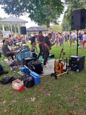 Gezellig en swingend, altijd een leuke middag in het Schoonhovense stadspark!