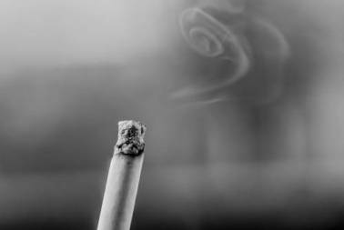 Decortieve afbeelding: Een foto van een brandende sigaret.