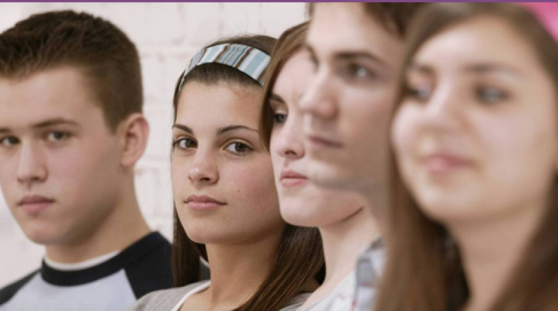 4 kinderen zitten naast elkaar