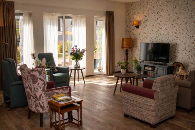 In de huiskamer op groepswonen vinden de werkzaamheden plaats.